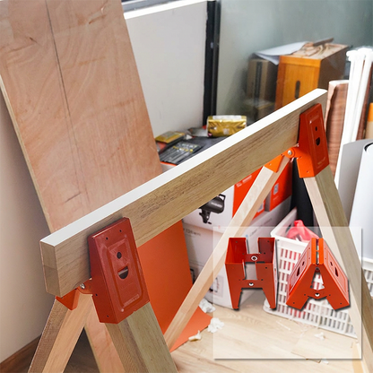 🛠️ 50% RABATT NU! 🔧 Kraftig sågbockfäste med nedåtgående klämma – förstärkt design, halksäkra tänder & snabb montering – perfekt för kapning och montering ✨