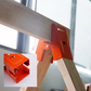 🛠️ 50% RABATT NU! 🔧 Kraftig sågbockfäste med nedåtgående klämma – förstärkt design, halksäkra tänder & snabb montering – perfekt för kapning och montering ✨