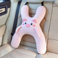 🚗 50% RABATT NU! Children's H-Shaped Car Travel Pillow – ergonomisk H-form, integrerat bältesspår & mjuk plysch – perfekt för bilresor och barnets komfort 🐻✨