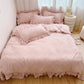 🛏️ 50% RABATT NU! ✨ 4-delat sängklädeset – enfärgat med volangkant – mjukt, andningsbart & romantiskt – perfekt för en lyxig sovplats 🌸