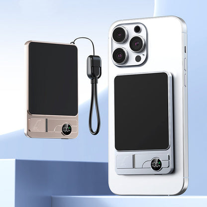 🔋 50% RABATT NU! ✨ 3-i-1 magnetisk trådlös portabel powerbank med inbyggt stativ – ladda flera enheter samtidigt, handsfree & ultratunn – perfekt för resan, kontoret och vardagen ⚡📱